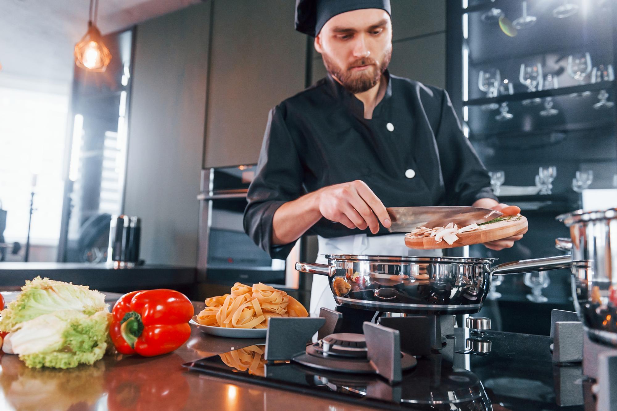 Chef bereitet futuristisches Gericht vor